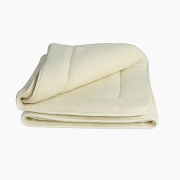 Prémium gyapjú takaró fehér háttérrel