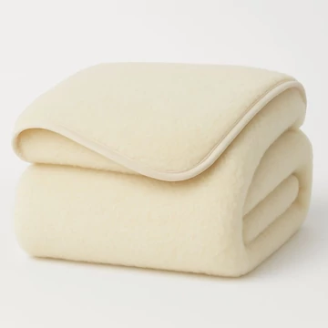 Mámor gyapjú takaró fehér háttérrel