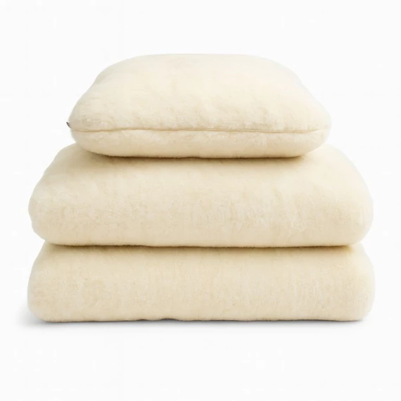 Limitált kiadású, dupla rétegű SPW merinó gyapjú takaró az ágyra terítve – extra meleg, 900g/m² prémium minőségben.